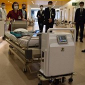 Nhật thử nghiệm robot hỗ trợ di chuyển giường bệnh